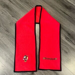 💚Disneyland adorable warm red scarf - Minnie Mouse Super cute for cold days